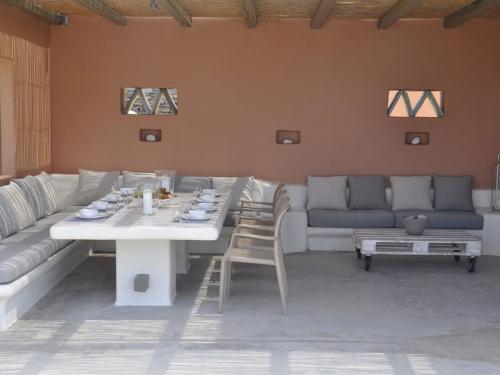 terrace-lounge dining